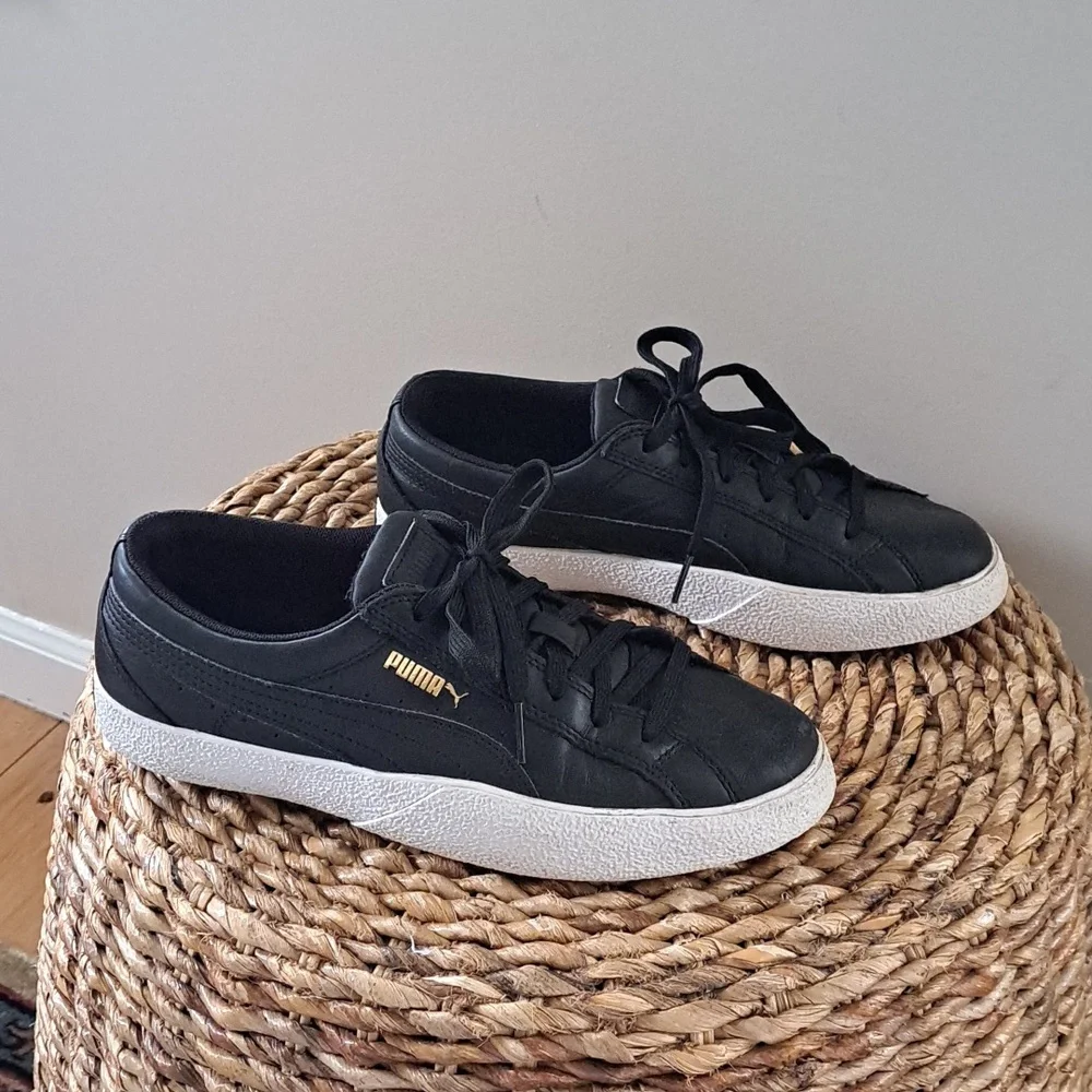 Puma Womens Classic Black Leather White Sole Casual/Athleisure‎ Sneakers S-8.5